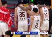 九游娱乐app口碑好-赛场上球员们拼尽全力争夺胜利的场面