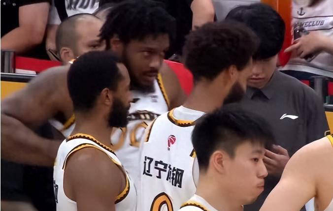 辽宁男篮再次惨败，球队起伏不定