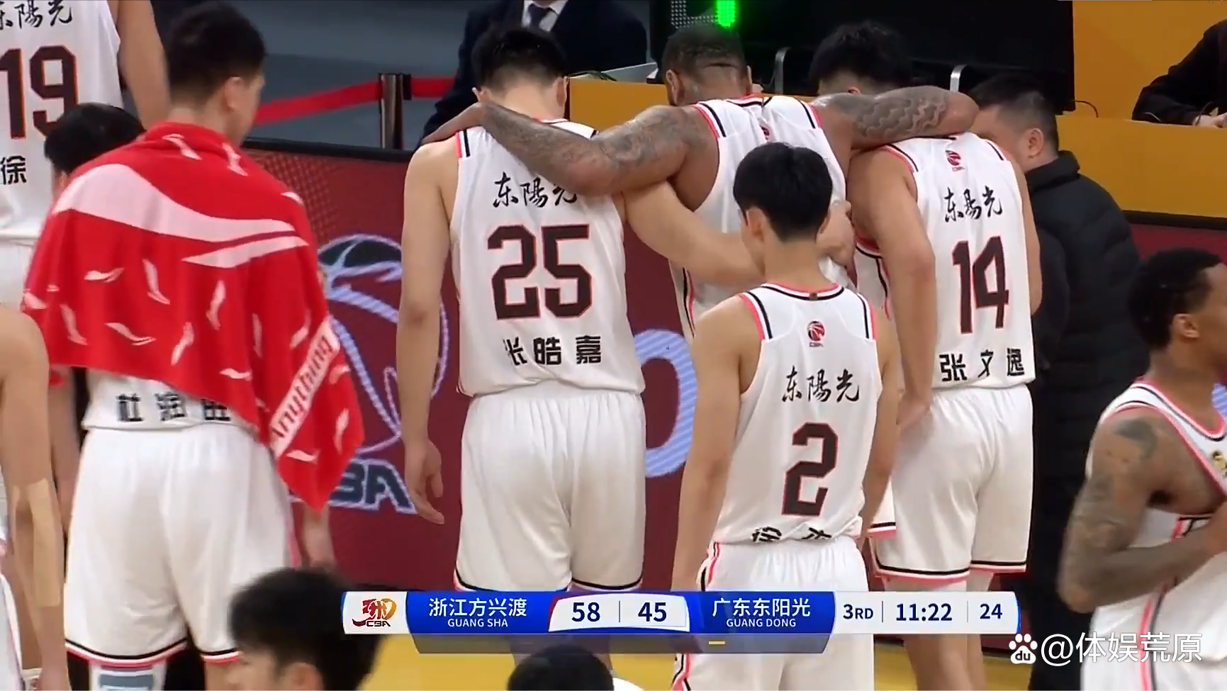 赛场上球员们拼尽全力争夺胜利的场面